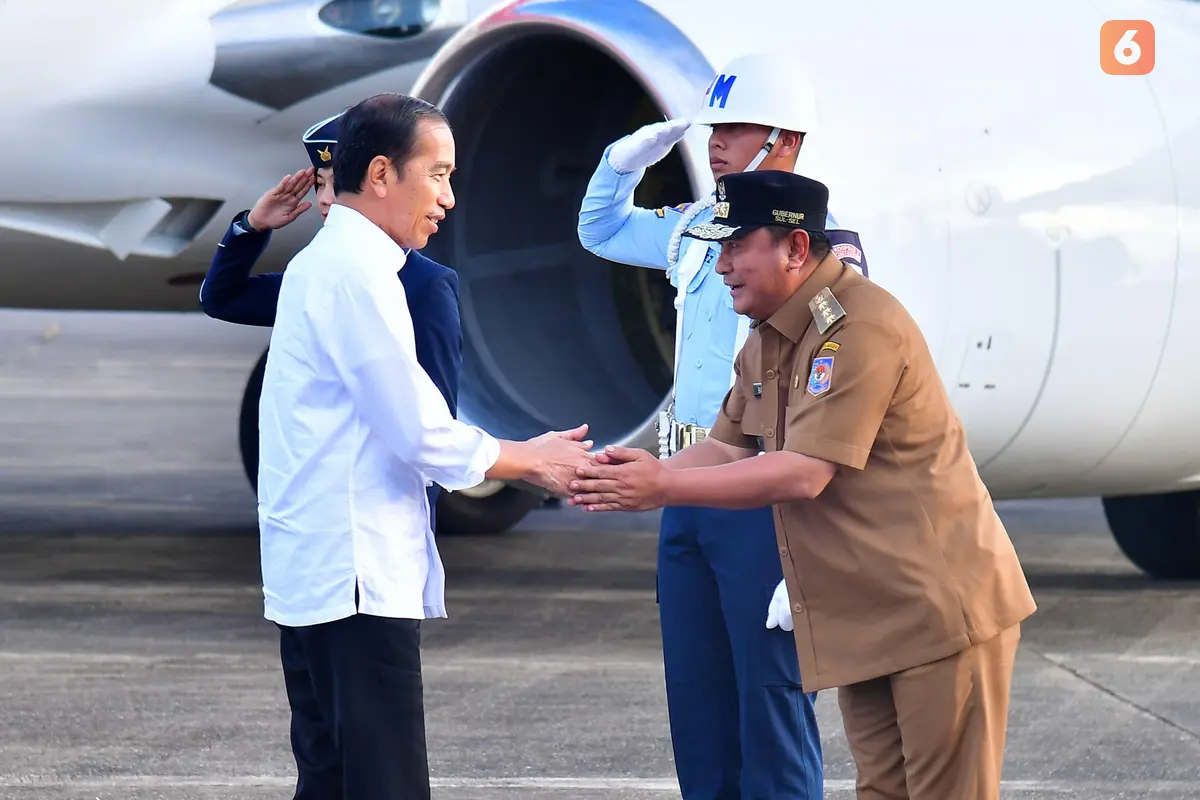 Pj Gubernur Sulsel Bahtiar Baharuddin sambut kedatangan Presiden Jokowi (Liputan6.com/Pemprov Sulsel)