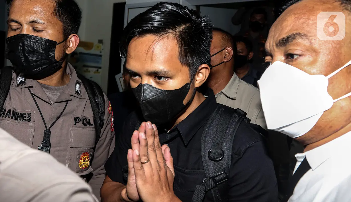 Ajudan Irjen Pol Ferdy Sambo, Bhayangkara Dua Richard Eliezer Pudihang Lumiu atau Bharada E (baju hitam) berjalan keluar usai pemeriksaan di Kantor Komnas HAM, Jakarta, Selasa (26/7/2022). Bharada E  dimintai keterangan terkait tewasnya Brigadir J alias Nofriansyah Yosua Hutabarat. (Liputan6.com/Johan Tallo)