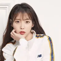 IU punya masa kecil yang kelam, keluarganya punya utang. Akhirnya ia pun tinggal di rumah neneknya yang penuh dengan kecoak. (Foto: Soompi.com)