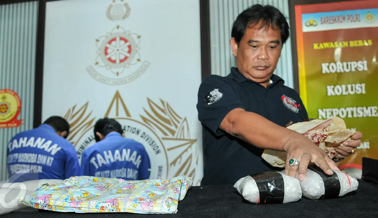 Petugas saat menunjukan barang bukti shabu saat rilis, Jakarta, Jumat (18/3). Dirtipid Narkoba Bareskrim Polri berhasil mengungkap sindikat narkotika jaringan Malaysia-Indonesia. (Liputan6.com/Yoppy Renato)