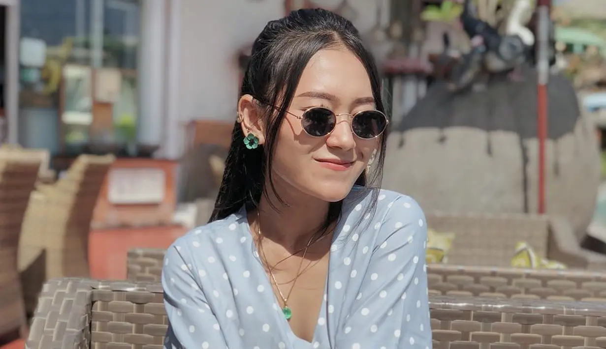 Wanita kelahiran Banyuwangi, 3 Mei 1998 ini sempat viral saat menyanyikan  lagu fenomenal asal Thailand yang berjudul Wik Wik Wik. Lagu versi Indonesia ini sukses memikat penikmat musik dan telah ditonton hingga lebih dari tiga juta kali penayangan. (Liputan6.com/IG/@iam_vitaalvia)