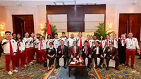 Presiden Joko Widodo atau Jokowi memberikan semangat secara langsung kepada para atlet yang akan bertanding dalam ajang FISU World University Game, di Hotel Shangri-La, Chengdu, China, Jumat (28/7/2023). (Foto: Laily Rachev - Biro Pers Sekretariat Presiden)