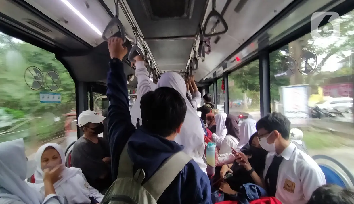 Penumpang berada di dalam Biskita Transpakuan yang melaju di jalan jalan kawasan Kota Bogor, Jawa Barat, Senin (14/11/2022). Hingga saat ini, layanan Biskita Transpakuan masih digratiskan untuk umum sejak diluncurkan pertama kali pada November 2021. (Liputan6.com/Magang/Aida Nuralifa)