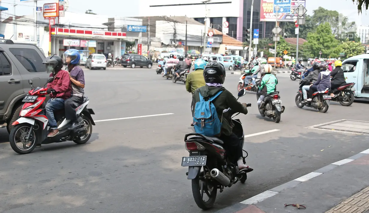 Pelanggaran lalu lintas saat pengendara motor melawan arah melintasi kawasan Matraman, Jakarta, Rabu (2/5). Perilaku tersebut membahayakan pengendara lain dan juga diri sendiri. (Liputan6.com/Herman Zakharia)