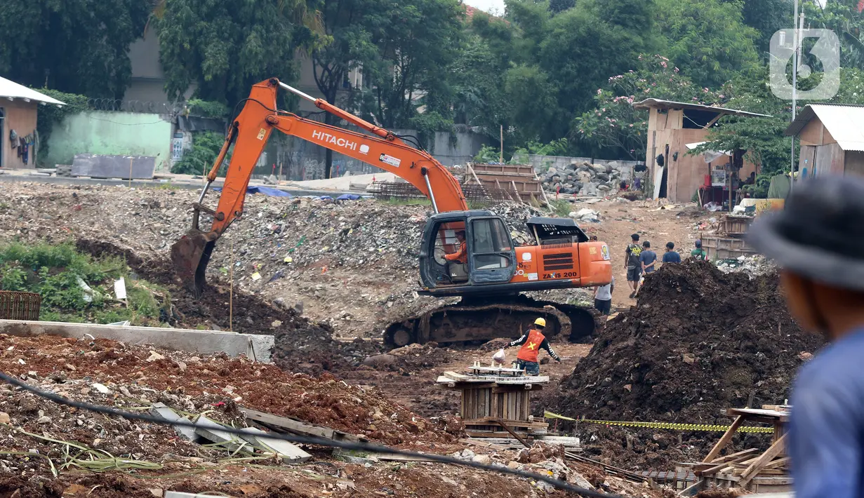 Pekerja menggunakan alat berat saat menyelesaikan pembangunan Waduk Lebak Bulus, Jakarta Selatan, Selasa (11/10/2022). Waduk Lebak Bulus memiliki daya tampung volume air mencapai sekitar 44.000 meter kubik. (Liputan6.com/Herman Zakharia)