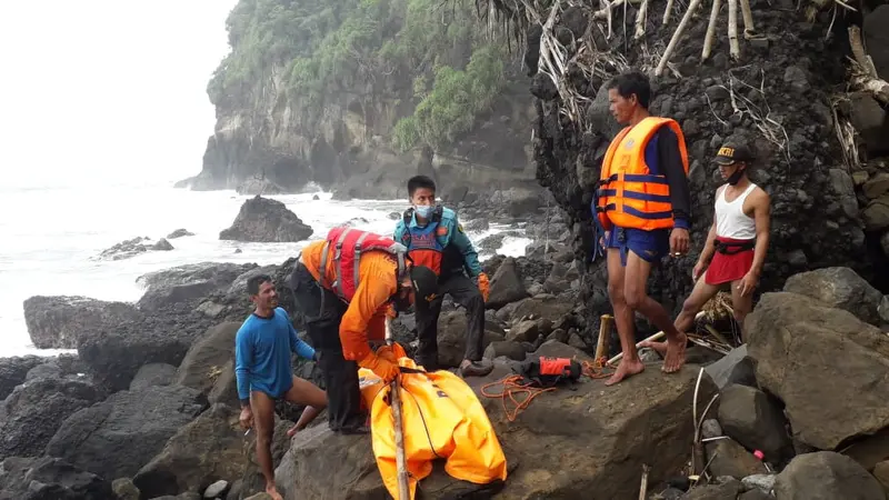 Pencari lobster temukan jenazah nelayan lain yang tenggelam di Selatan Nusakambangan, Sabtu (6/2/2021). (Foto: Liputan6.com/Basarnas-Ridlo)