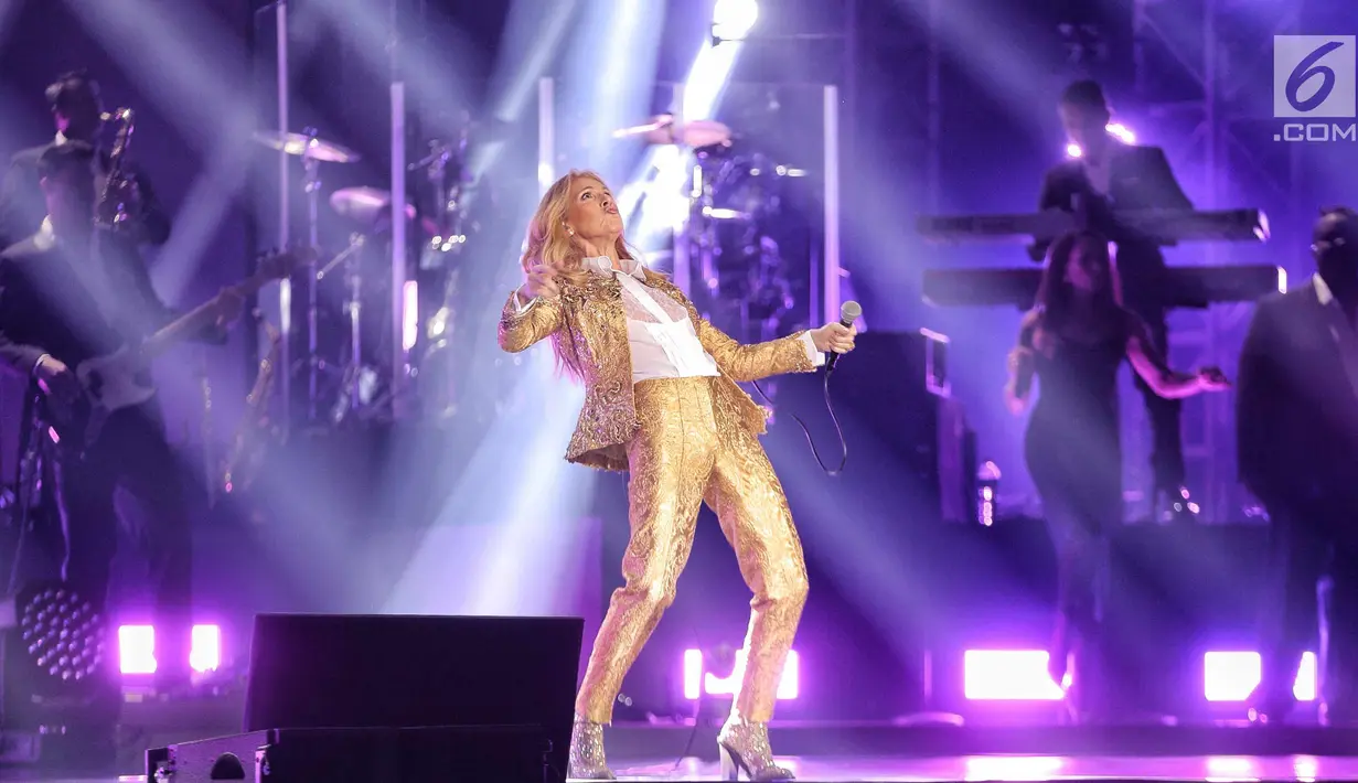 Penyanyi Celine Dion menghibur penonton saat konser tunggal di Sentul, Bogor, Sabtu (7/7). Sebelum konser di Indonesia, Celine Dion juga menggelar konser di Jepang dan Singapura. (Liputan6.com/Faizal Fanani)