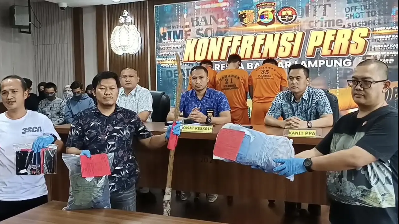 Barang bukti kasus pengeroyokan yang menyebabkan seorang pelajar tewas dengan luka bacok di dada di Bandar Lampung.  Foto : (Liputan6.com/Ardi).