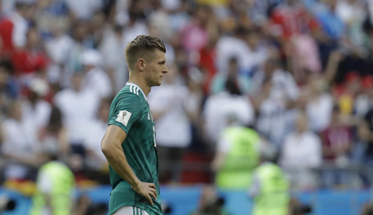 Wajah datar Toni Kroos saat timnya kalah 0-2 dari Korea Selatan pada laga grup F Piala Dunia 2018 di Kazan Arena, Kazan, Rusia, (27/6/2018). Kekalahan tersebut membuat Jerman gagal melju ke babak 16 besar. (AP/Michael Probst)