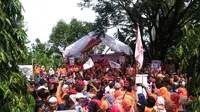 Ribuan pendukung ikut dalam iring-iringan calon petahana Pilkada Kota Makassar, yakni pasangan Moh Romdhan Pomanto dan Indira Mulyasari. (Liputan6.com/Eka Hakim)