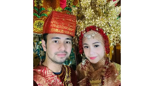 7 Gaya Raffi Ahmad dan Nagita Slavina Saat Kenakan Busana Pengantin Minangkabau