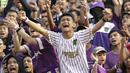 Suporter Persita saat menyaksikan pertandingan Persita Tangeran melawan PSM Makassar pada laga Shopee Liga 1 di Stadion Sport Center, Tangerang, Jumat (6/3). Persita memiliki suporter setia dan fanatik seperti La Viola dan Southern Ultras Persita. (Bola.com/M. Iqbal Icshan)