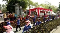 Kain batik sepanjang 60 meter menyita perhatian warga dalam pawai memperingati Hari Batik Nasional 2017. (Liputan6.com/Muhamad Ridlo)