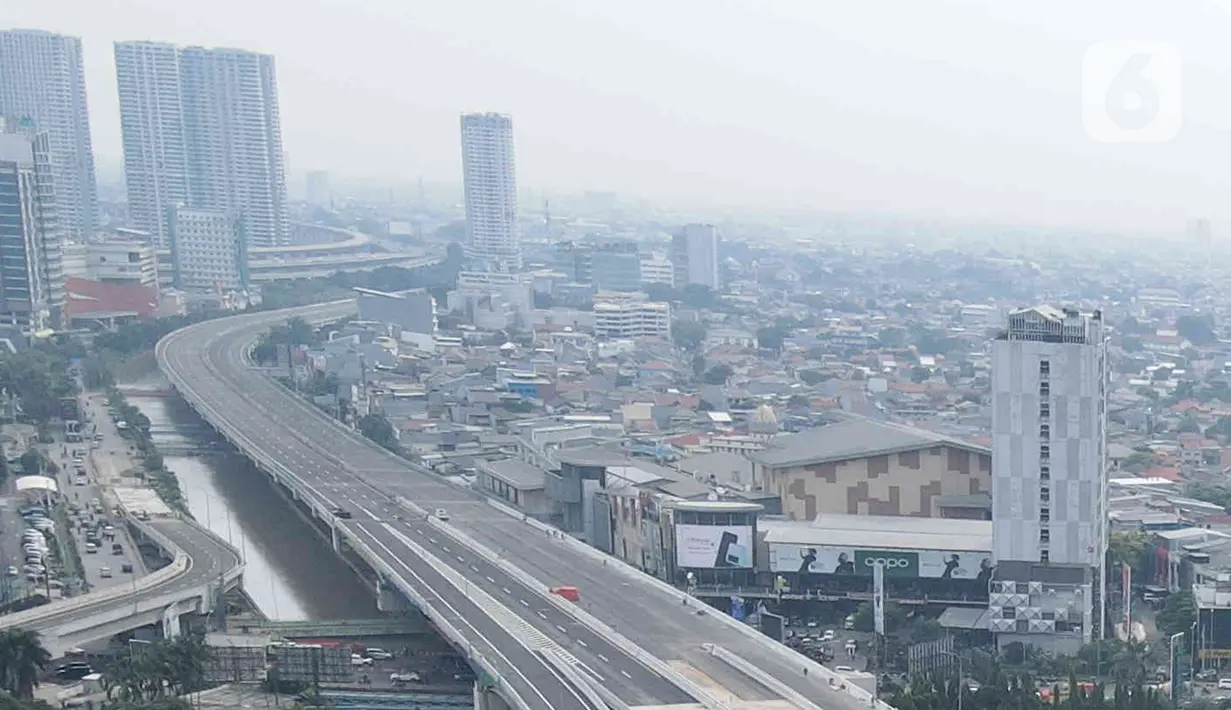 Foto udara pembangunan konstruksi jalan Tol Becakayu (Bekasi Cawang Kampung Melayu) seksi 2A di Bekasi, Jawa Barat, Selasa (14/6/2022). Pembangunan konstruksi Tol Becakayu seksi 2A telah mencapai 97,14 persen dan ditargetkan selesai pada Juni 2022. (Liputan6.com/Herman Zakharia)