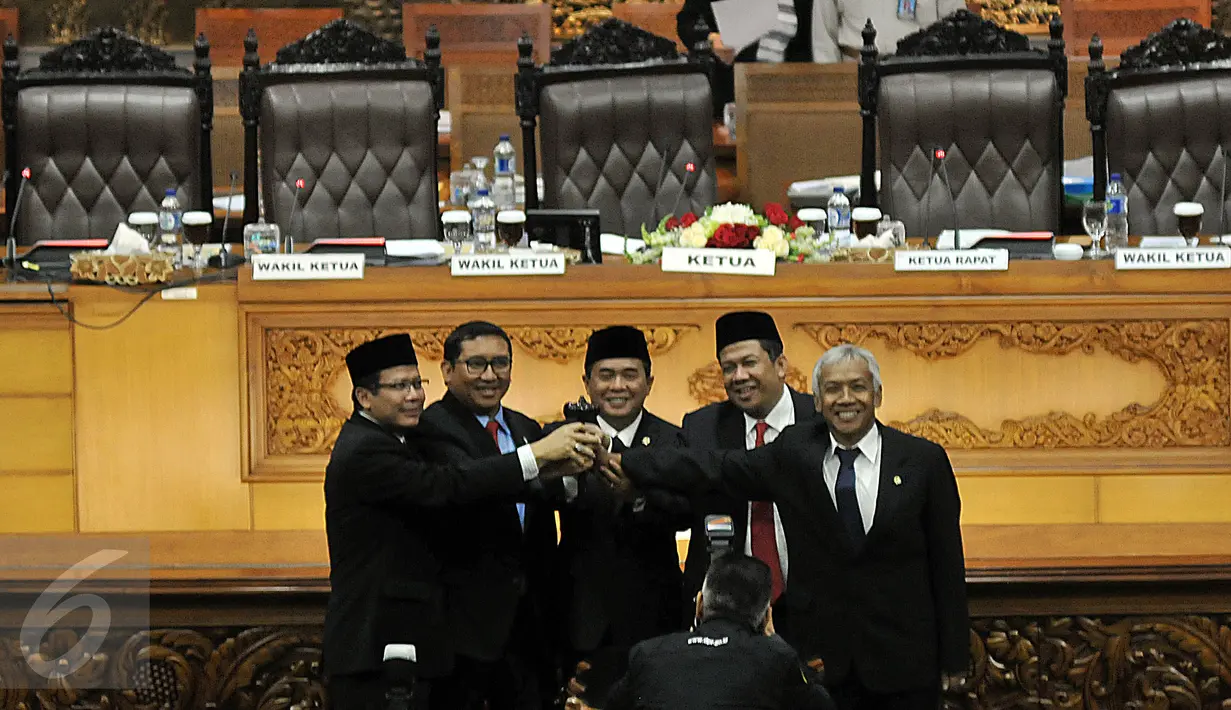 Ade Komaruddin (tengah) bersama para Pimpinan DPR berpose bersama usai pelantikan Ketua DPR yang baru, Jakarta, Senin (11/01/2016). Ade dilantik untuk menggantikan Setya Novanto yang mundur dari kursi Ketua DPR. (Liputan6.com/Johan Tallo)