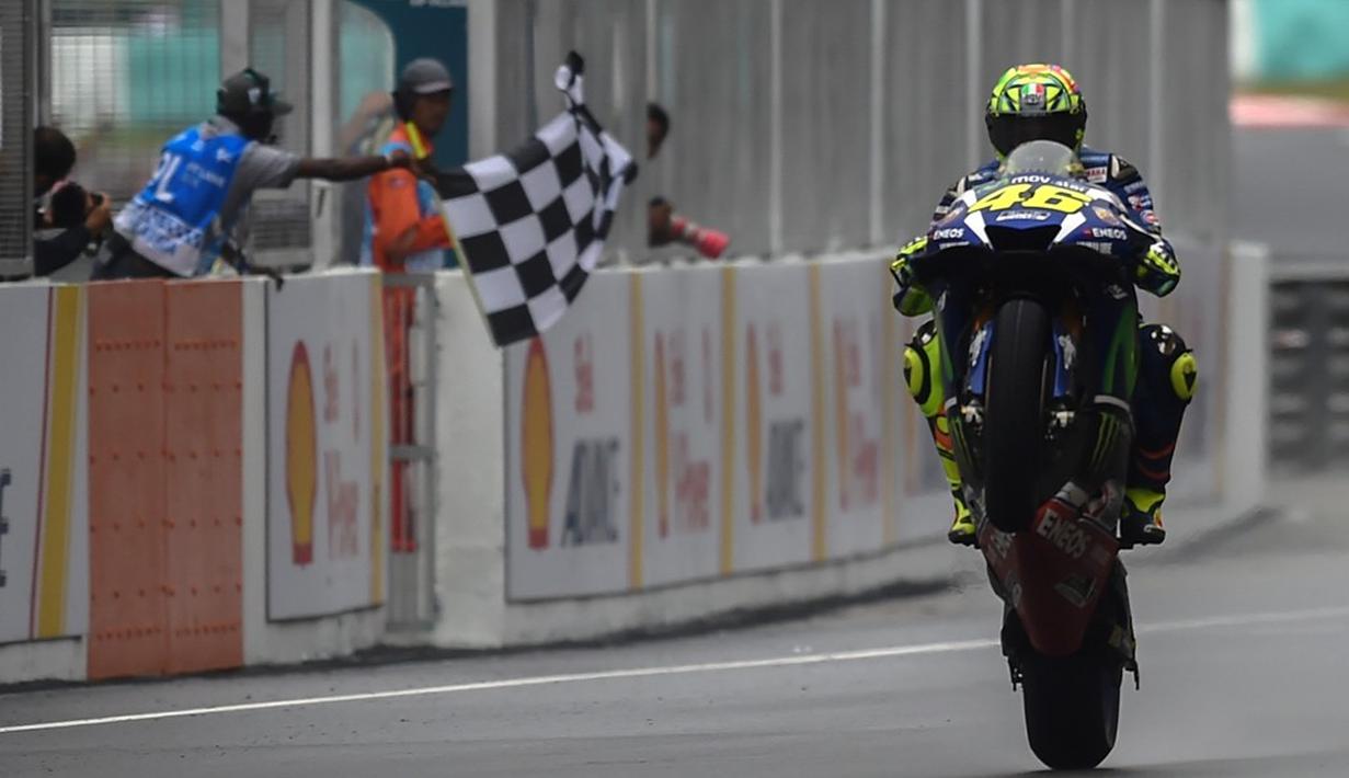 Dalam lomba yang berlangsung dalam kondisi basah itu, Rossi finis kedua dan Lorenzo ketiga. (AFP/Mohd Rasfan)