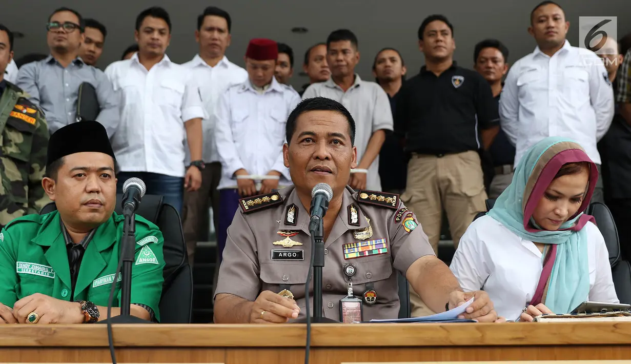 Kabid Humas Polda Metro, Jaya Kombes Argo Yuwono memberi keterangan terkait terduga pelaku persekusi U dan M di Polda Metro Jaya, Jakarta, Jumat (2/6). (Liputan6.com/Immanuel Antonius)