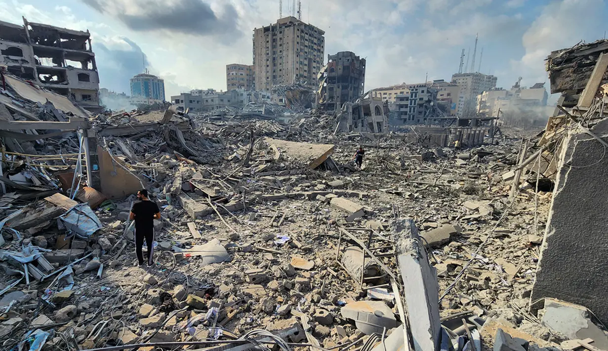 Serangan udara Israel dimulai sebagai tanggapan atas serangan mendadak Hamas pada Sabtu pagi. Kementerian Kesehatan Palestina menyampaikan, mereka yang tewas termasuk 260 anak-anak dan 230 perempuan, termasuk 22 keluarga yang terbunuh secara keseluruhan. (AP Photo/Hassan Eslaiah)