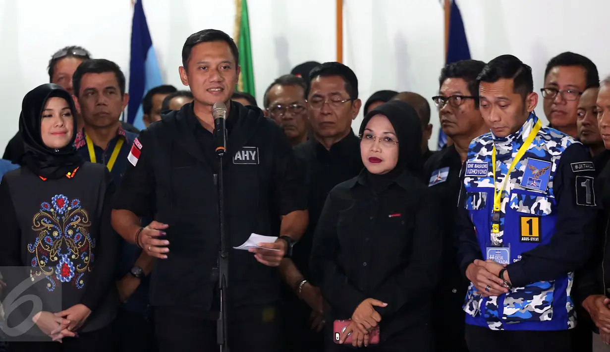Paslon no urut 1, Agus Harimurti Yudhoyono bersama Sylviana Murni didampingi petinggi Partai Demokrat melakukan konferensi pers di Posko Kemenangan AHY-Sylvi di Wisma Proklamasi, Jakarta, Rabu (15/2). (Liputan6.com/Johan Tallo)