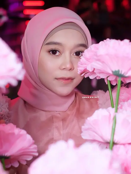 Penyanyi jebolan D'Academy ini selalu memperhatikan gaya penampilannya. Seperti saat sesi pemotretan, Lesty memakai outfit merah muda yang membuatnya tampak cerah. Aura kecantikan Lesty begitu terpancarkan di pemotretan tersebut. (Liputan6.com/IG/@lestykejora)
