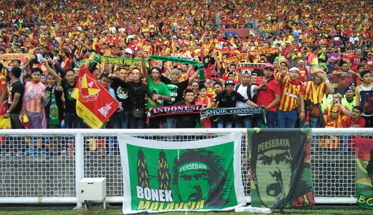 Bonek hadir lengkap dengan atributnya saat mendukung Andik Vermansah dan Selangor FA. (Facebook)