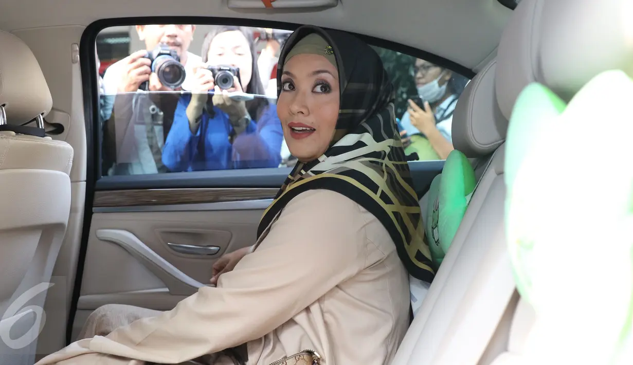 Elma Theana saat akan meninggalkan gedung Resmob Polda Metro Jaya, Jakarta, Kamis (8/9). Di hadapan sejumlah wartawan, Elma mengungkapkan pengakuan ditodong pistol oleh Gatot Brajamusti di sebuah tayangan TV hanyalah candaan (Liputan6.com/Herman Zakharia)
