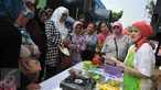 Sejumlah ibu-ibu melihat juru masak membuat jajanan tradisional di Pasar Pondok Labu, Jakarta Selatan (10/09). Acara yang diusung Gulaku untuk melestarikan jajanan tradisional Indonesia. (Liputan6.com/Gempur M Surya). 
