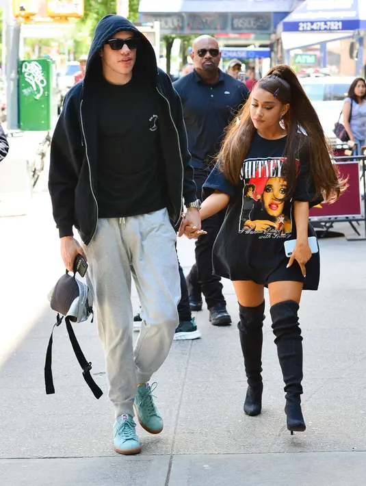 Bagi Selena, bertunangan setelah satu bulan pacaran seperti Pete Davidson dan Ariana Grande bukanlah sebuah hal yang terlalu cepat. (SplashNews-HollywoodLife)