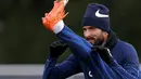 Penyerang Prancis Olivier Giroud selama sesi latihan sebagai bagian dari persiapan tim untuk pertandingan kualifikasi Euro 2024 mendatang di Clairefontaine-en-Yvelines, Senin (20/3/2023). (Photo by FRANCK FIFE / AFP)