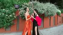 Mikha Tambayong dan Febby Rastanty menikmati kebersamaan mereka saat screening 'The Rings of Power' di Singapura. Tentunya dalam tampilan gaun karpet merah yang stunning. (Foto: Instagram @febbyrastanty)
