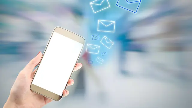 Ilustrasi email di HP (Foto: Freepik/shayne_ch13)