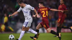 Gelandang Chelsea, Eden Hazard, berusaha melewati gelandang AS Roma, Alessandro Florenzi, pada laga Liga Champions di Stadion Olimpico, Roma, Selasa (31/10/2017). Roma menang 3-0 atas Chelsea. (AFP/Filippo Monteforte)
