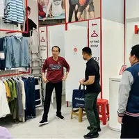 Gaya Jokowi Kenakan Sweatshirt, berapa harganya?/@jokowi