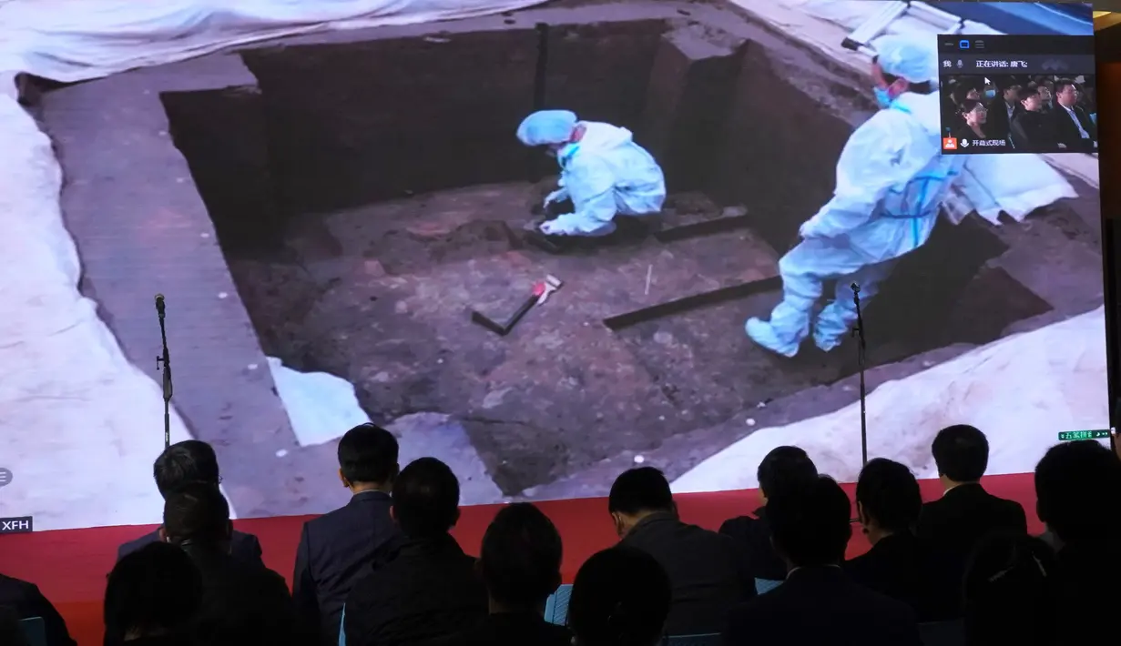 Pengunjung menyaksikan tayangan langsung secara daring tentang penggalian sebuah gua ritual dalam upacara pembukaan pameran khusus Reruntuhan Sanxingdui prasejarah yang digelar di Museum Universitas Shanghai, Shanghai, China timur, pada 21 November 2020. (Xinhua/Ren Long)