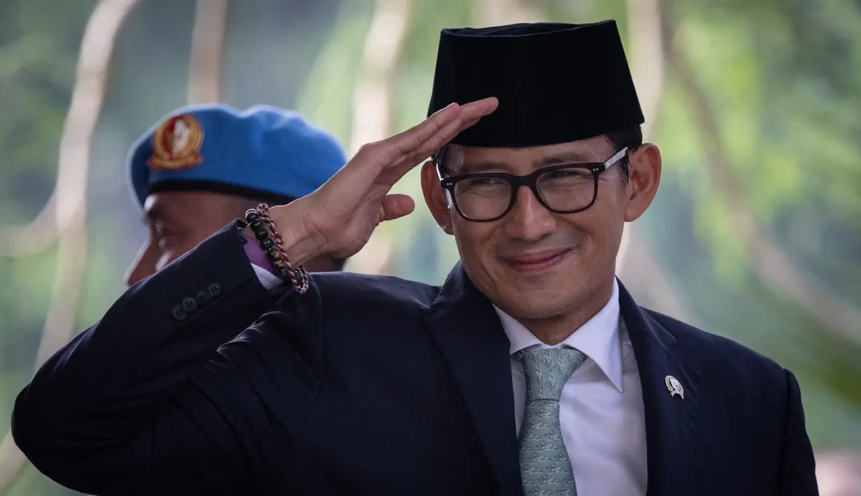 <p>Menteri Pariwisata Sandiaga Uno tiba untuk menghadiri Sidang Tahunan MPR, Sidang Bersama DPR dan DPD tahun 2024 di kompleks Parlemen, Senayan, Jakarta, Jumat (16/8/2024). (Yasuyoshi CHIBA / AFP)</p>