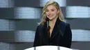 Aktris Chloe Grace Moretz memberikan pidato pada hari keempat Konvensi Nasional Partai Demokrat di Philadelphia, Pennsylvania, AS (28/7). Chloe Moretz mengajak para anak muda untuk memberikan suaranya di pemilihan mendatang. (Alex Wong/Getty Images/AFP)