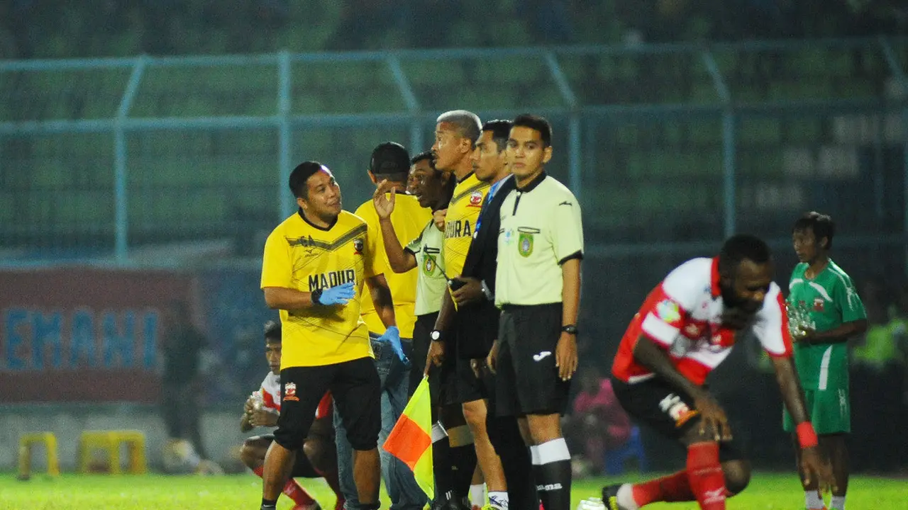 Official Madura United saat melakukan protes ke wasit (Liputan6.com / Rana Adwa)