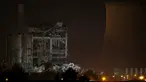 Sisa-sisa bangunan setelah ledakan yang terjadi di komplek pembangkit listrik Didcot di Oxfordshire, Inggris, Selasa (23/2). Satu orang tewas, lima terluka dan tiga lainnya dinyatakan masih hilang karena tertimpa reruntuhan bangunan (REUTERS/Peter Nichol)