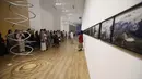 Pameran ini memberi kesempatan bagi pengunjung untuk berinteraksi dengan sejumlah karya penting yang menelusuri perkembangan eksplorasi sang seniman, termasuk karya-karya yang dihadirkan secara eksklusifnya. Tampak dalam foto, pengunjung menikmati koleksi seni modern dan kontemporer karya Olafur Eliasson di Museum of Modern and Contemporary Art in Nusantara (MACAN), Jakarta, Minggu 12 April 2026. (Kapanlagi.com/Budy Santoso)