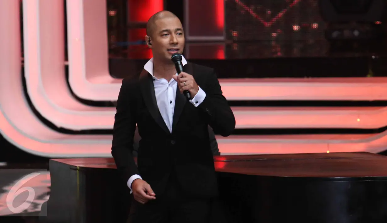 Penyanyi Marcell saat menghibur para penonton pada malam puncak Grand Final Puteri Indonesia 2017 di JCC, Jakarta, Jumat (31/3). Finalis Puteri Indonesia 2017 DKI 5, Bunga Jelitha Ibrani terpilih sebagai Puteri Indonesia 2017. (Liputan6.com/Angga Yuniar)