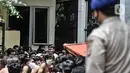 Massa pelajar dan remaja ditahan pihak kepolisian di Polsek Subsektor Palmerah, Jakarta, Kamis (8/10/2020). Mereka diringkus pihak kepolisian saat hendak menuju gedung DPR RI untuk mengikuti aksi menolak RUU Cipta Kerja bersama massa buruh dan mahasiswa. (merdeka.com/Iqbal Nugroho)