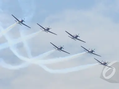 Tim Jupiter Aerobatic TNI AU beraksi dalam peringatan Hari Ulang Tahun ke-69 TNI AU Tahun 2015 di Pangkalan Udara Halim Perdanakusuma, Jakarta, Kamis (9/4/2015). Acara tersebut menampilkan demo darat dan atraksi udara. (Liputan6.com/Herman Zakharia)