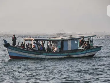 Wisatawan menggunakan kapal saat berkunjung ke Kepulauan Seribu, Jakarta, Minggu (27/2/2022). Destinasi Kepulauan Seribu masih menjadi tujuan wisata favorit warga Ibu Kota dalam mengisi liburan. (merdeka.com/Iqbal S. Nugroho)
