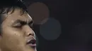Bek Timnas Indonesia, Rachmat Irianto, saat menyanyikan laga Indonesia Raya sebelum melawan Jepang pada laga Piala AFC U-19 di SUGBK, Jakarta, Minggu (28/10). Indonesia 0-2 dari Jepang. (Bola.com/Vitalis Yogi Trisna)