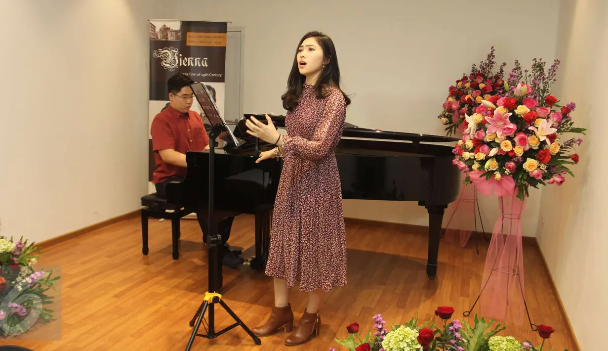 Penyanyi Isyana Sarasvati dan Pianis Jonathan Kuo saat latihan jelang konser Vienna at the Turn of 19th Century, di Jakarta, Rabu (3/5). Mereka akan memainkan nomor panjang seperti Piano Concerto nomor 3 in C Minor karya Beethoven. (Liputan6.com)