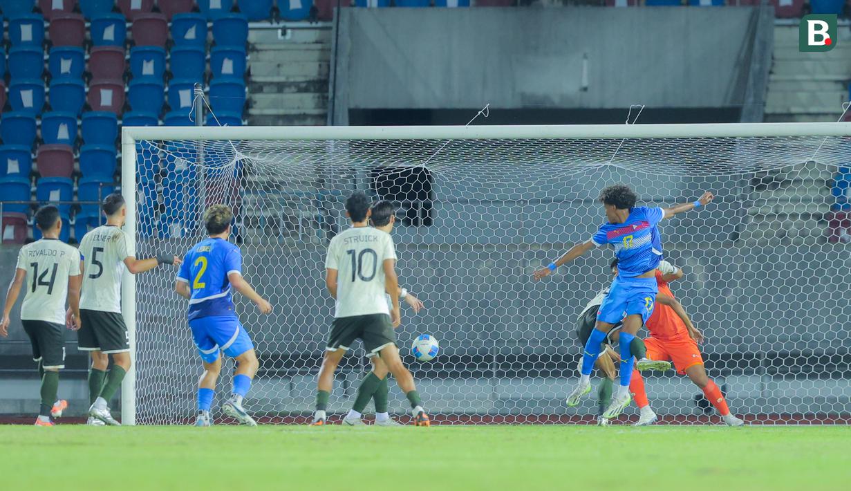 Pemain Timnas Filipina U-22, Banatao Otu Abang, saat melawan Timnas Indonesia U-22 pada laga Grup C SEA Games 2025 di 700th Anniversary Stadium, Senin (8/12/2025). (Bola.com/Bagaskara Lazuardi)
