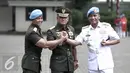 (ki-ka) Mayor Jenderal Andika Perkasa, Panglima TNI Jenderal Gatot Nurmantyo, Brigjen TNI Bambang Suswanto  bersalam komando usai upacara serahterima Danpaspampres di Mako Paspampres, Jakarta, Rabu (25/5).  Liputan6.com/Faizal Fanani)