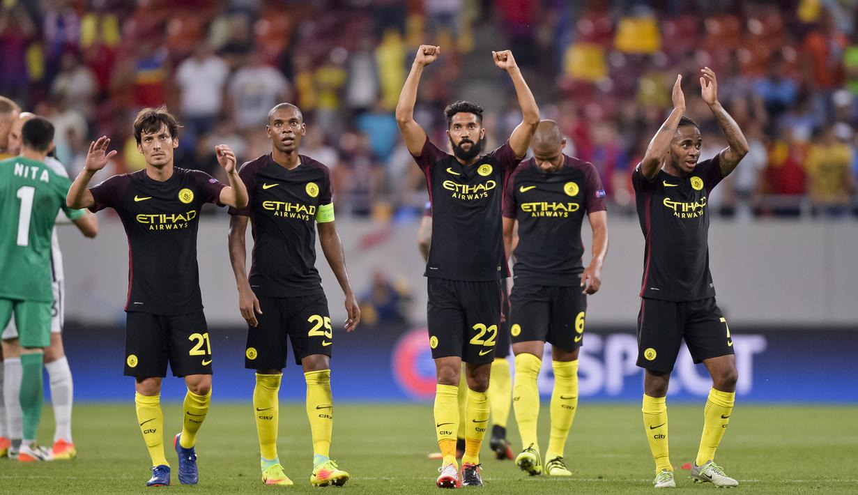 Para pemain Manchester City merayakan kemenangan timnya atas Steaua Bucharest pada kualifikasi liga Champions di Stadion National Arena, Bucharest, Romania, Rabu, (17/8/2016) dini hari WIB. (AP/Andreea Alexandru)
