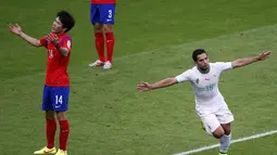 Gelandang serang Aljazair, Abdelmoumene Djabou (kanan) merayakan gol ketiga yang bersarang di gawang Korea Selatan di laga penyisihan Piala Dunia 2014 Grup H di Stadion Beira Rio, Porto Alegre, Brasil (23/6/2014). (REUTERS/Marko Djurica)