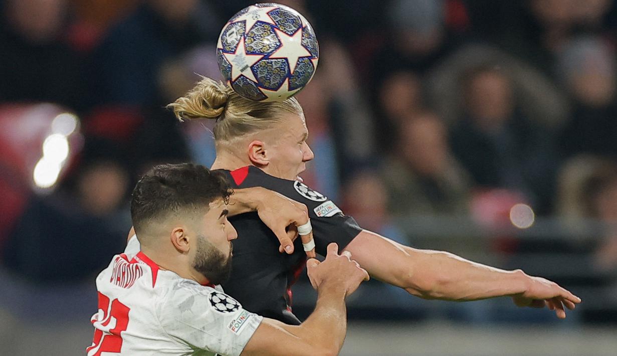 Pemain Manchester City, Erling Haaland (kanan) berebut bola di udara dengan bek RB Leipzig, Josko Gvardiol dalam pertandingan leg pertama babak 16 besar Liga Champions 2022/2023 antara RB Leipzig melawan Manchester City yang berlangsung di Red Bull Arena, Kamis (23/2/2023). (AFP/Odd Andersen)